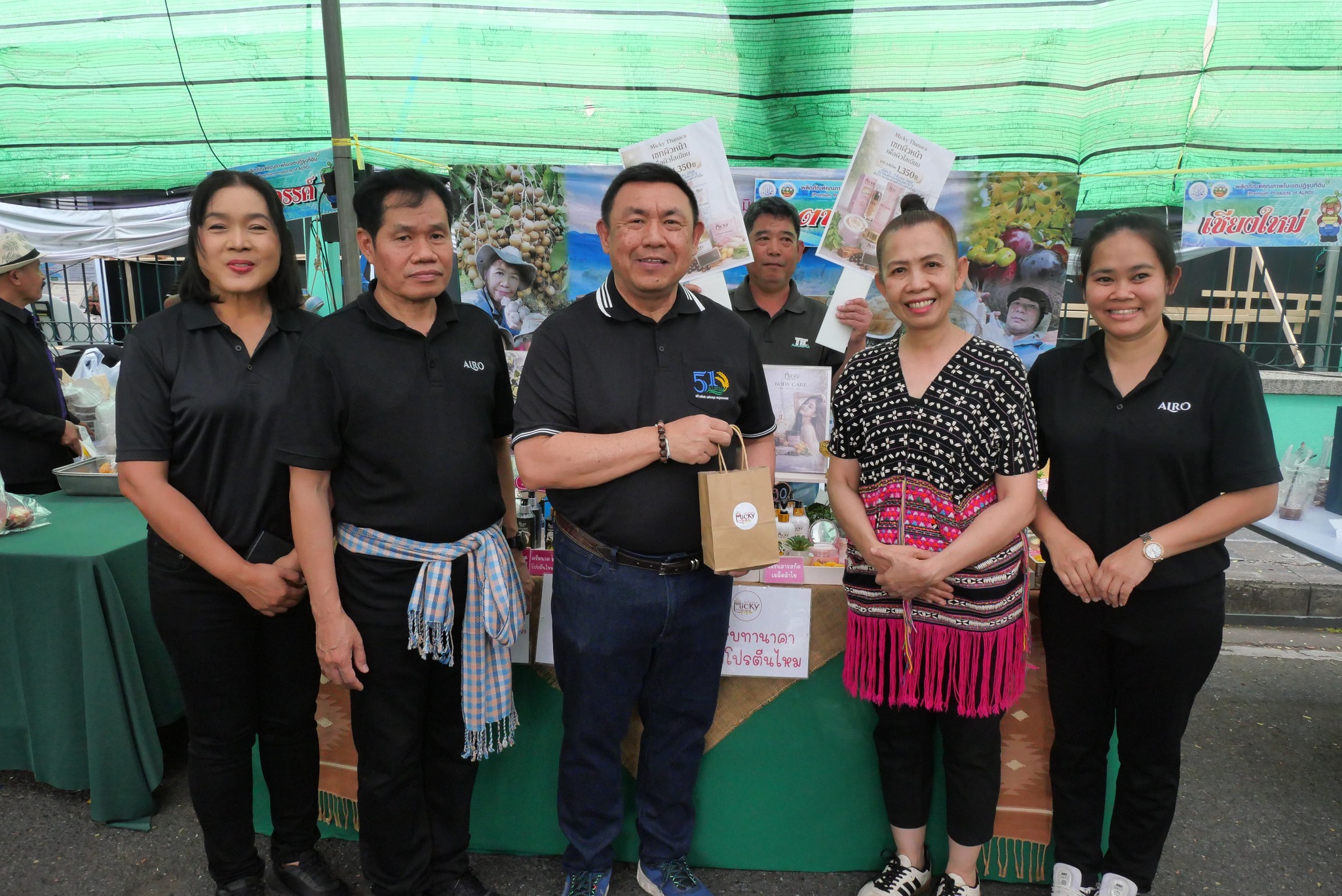 title - เลขาธิการ ส.ป.ก. เยี่ยมทักทายเกษตรกรและซื้อสินค้าในบรรยากาศวันสุดท้ายของการออกร้านขายสินค้า จากเขตปฏิรูปที่ดิน ส่งท้ายงานครบรอบ 51 ปี ส.ป.ก.